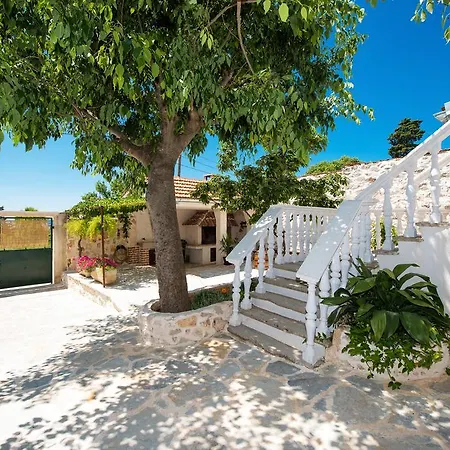 速迪耶尼多威度假屋 Sukošan