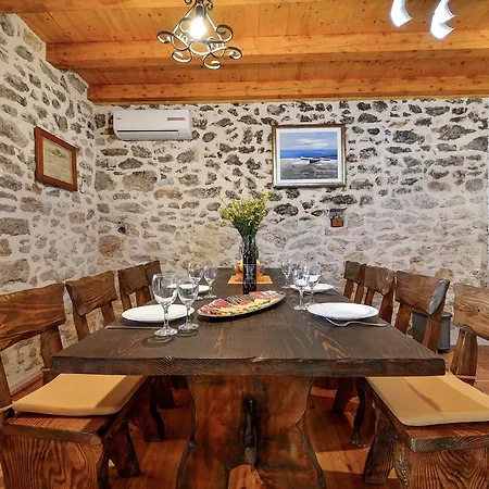 速迪耶尼多威度假屋 Sukošan